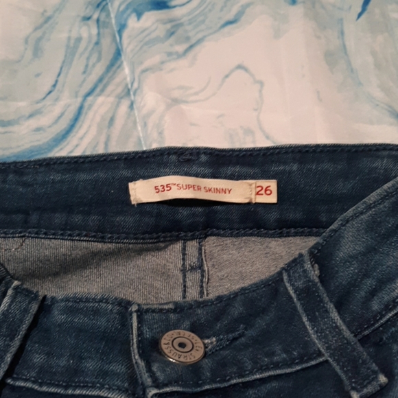 Levis - Picture 2 of 4
